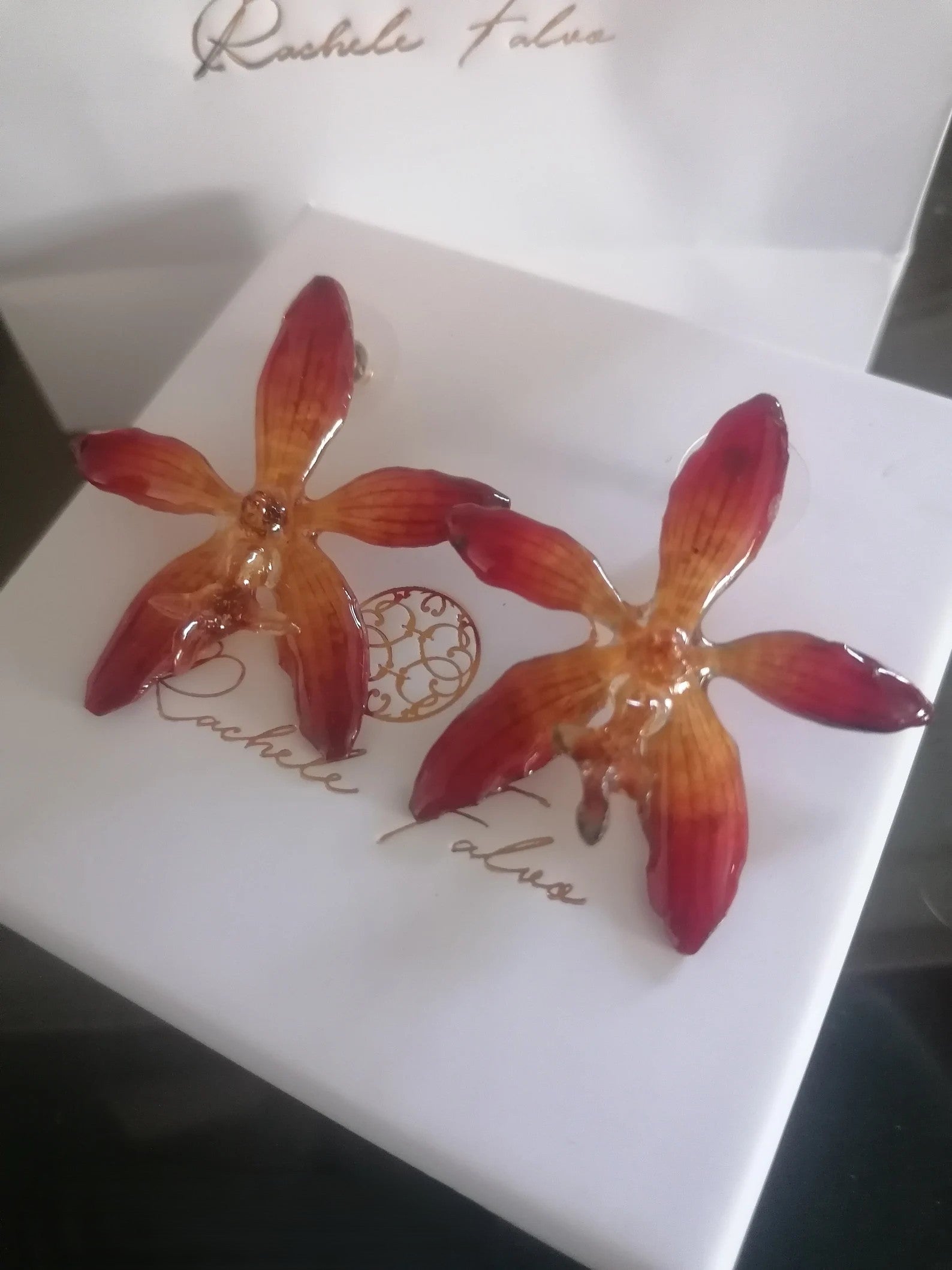 Orecchini con orchidee naturali arancio e panna in resina con ganci in argento