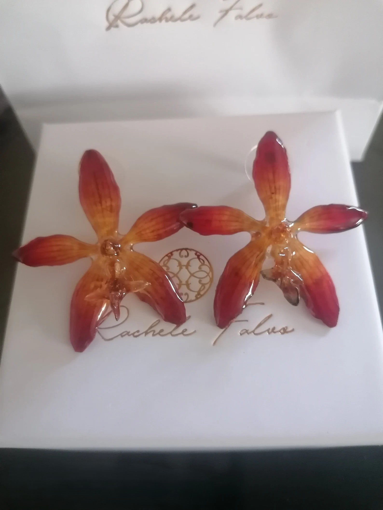 Orecchini con orchidee naturali arancio e panna in resina con ganci in argento
