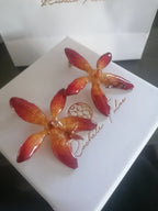 Orecchini con orchidee naturali arancio e panna in resina con ganci in argento