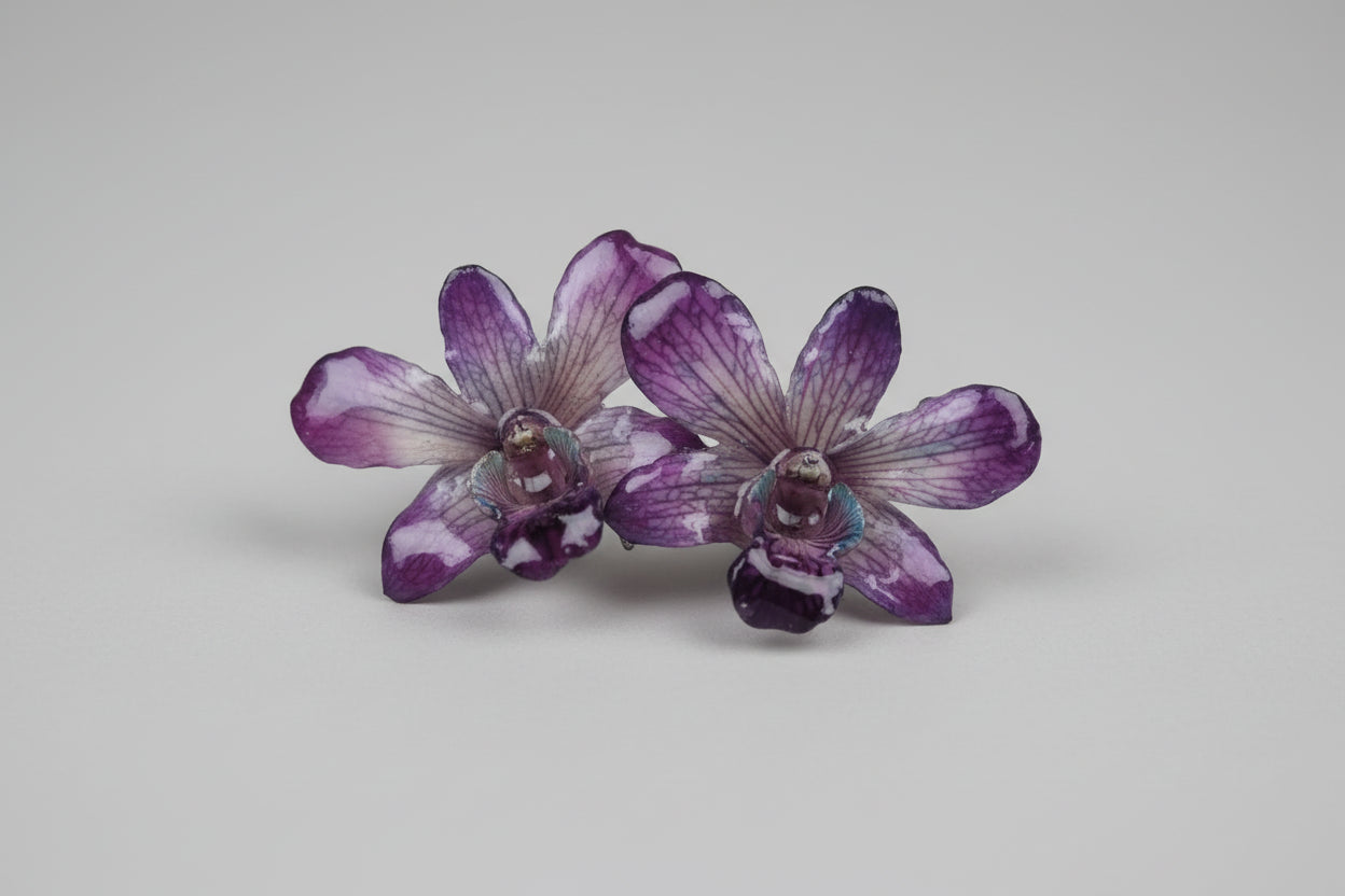 Orecchini con orchidee Dendrobium vere in resina con ganci in argento