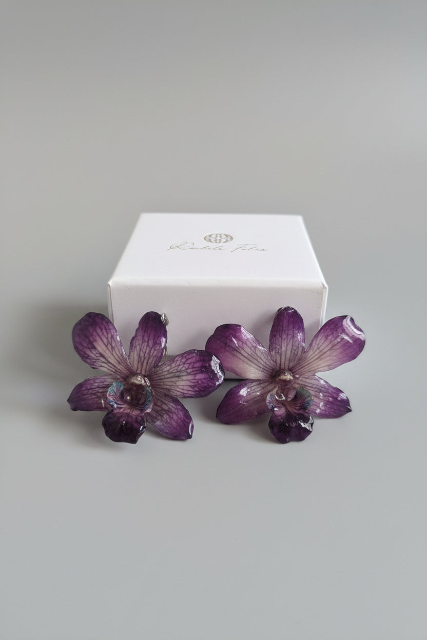 Orecchini con orchidee Dendrobium vere in resina con ganci in argento