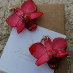 Orecchini con orchidee naturali inglobate in resina con ganci in argento leggeri ed eleganti