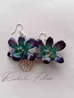 Orecchini con orchidee naturali turchese viola e rosa con venature visibili e chiusura in argento