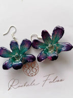 Orecchini con orchidee naturali turchese viola e rosa con venature visibili e chiusura in argento