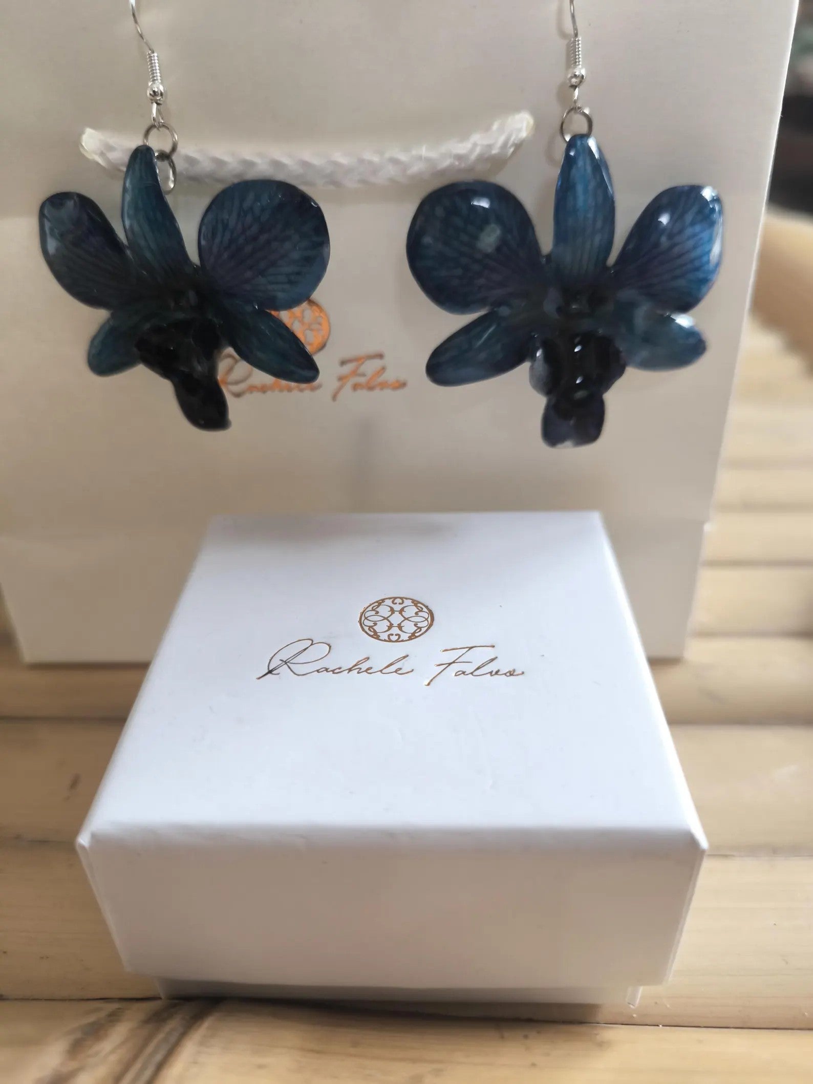 Orecchini con orchidee rare viola nere e blu inglobate in resina con venature lilla e tortora