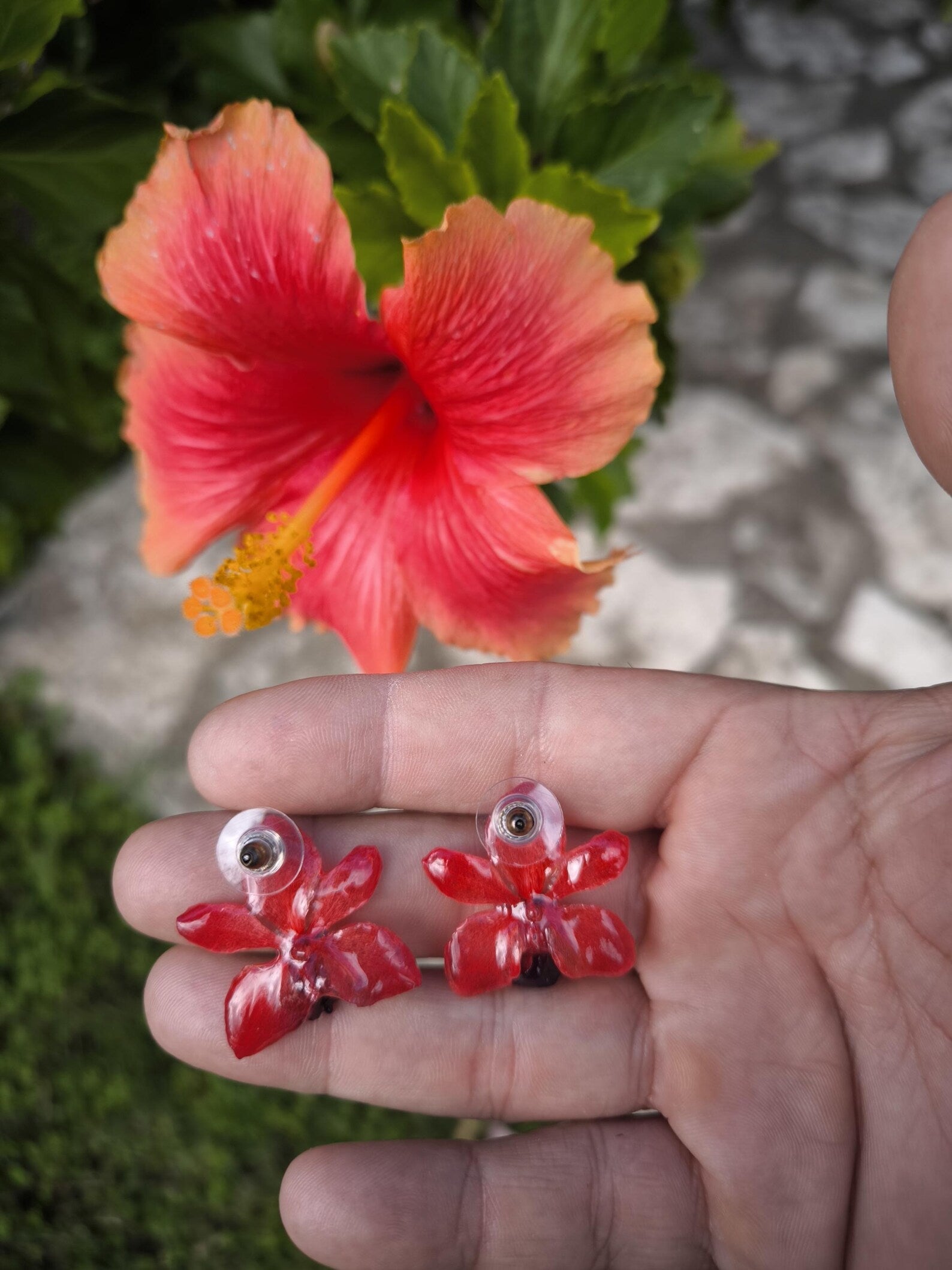 Orecchini con orchidee rosse naturali in resina e ganci in argento anallergici nickel free