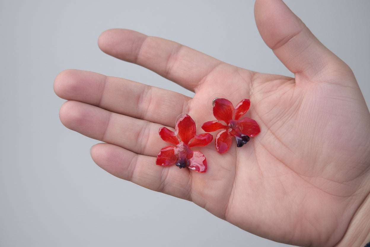 Orecchini con orchidee rosse naturali in resina e ganci in argento anallergici nickel free