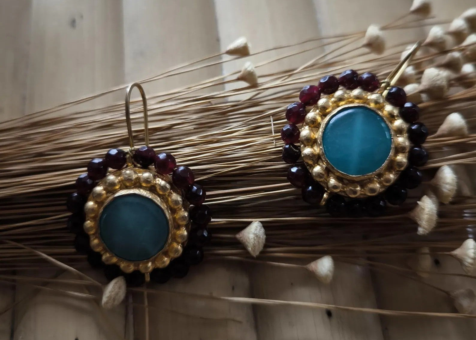 Orecchini stile antico in oro su bronzo con topazi azzurri sfaccettati e granatini rosso amaranto naturali