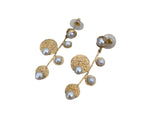 Orecchini eleganti in oro galvanizzato con perle naturali bianche e superficie martellata