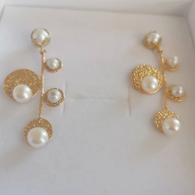 Orecchini eleganti in oro galvanizzato con perle naturali bianche e superficie martellata