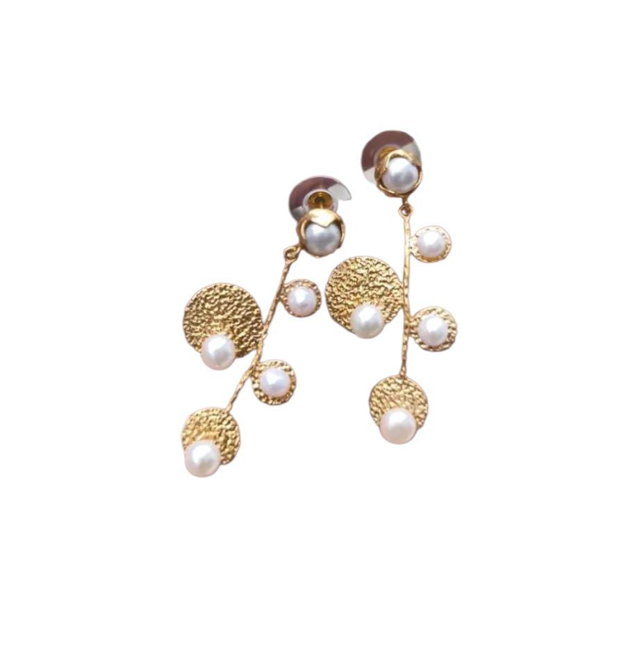 Orecchini eleganti in oro galvanizzato con perle naturali bianche e superficie martellata