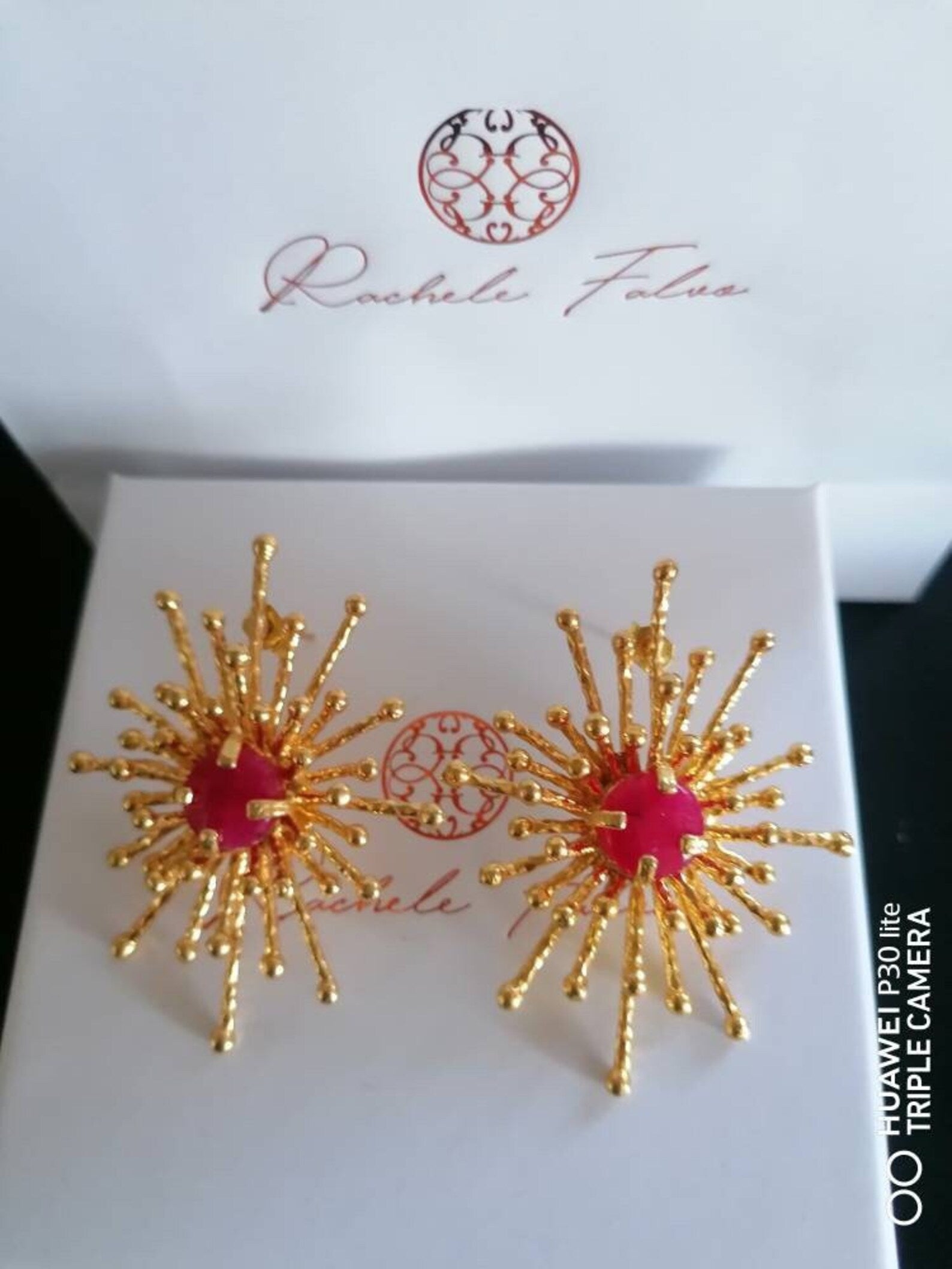 Orecchini in oro opaco su bronzo con agate rosse naturali sfaccettate