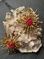 Orecchini in oro opaco su bronzo con agate rosse naturali sfaccettate