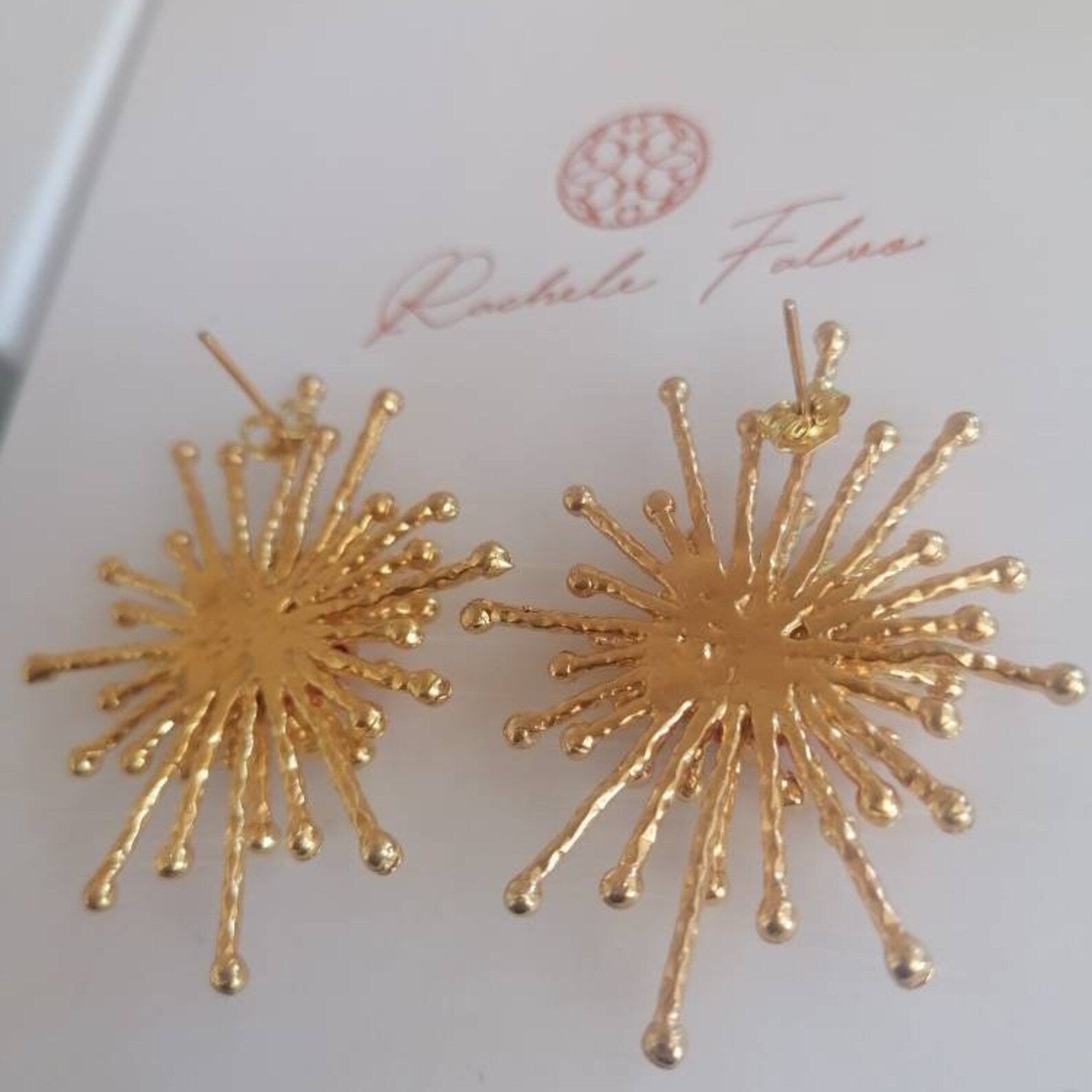 Orecchini in oro opaco su bronzo con agate rosse naturali sfaccettate