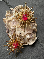 Orecchini in oro opaco su bronzo con agate rosse naturali sfaccettate