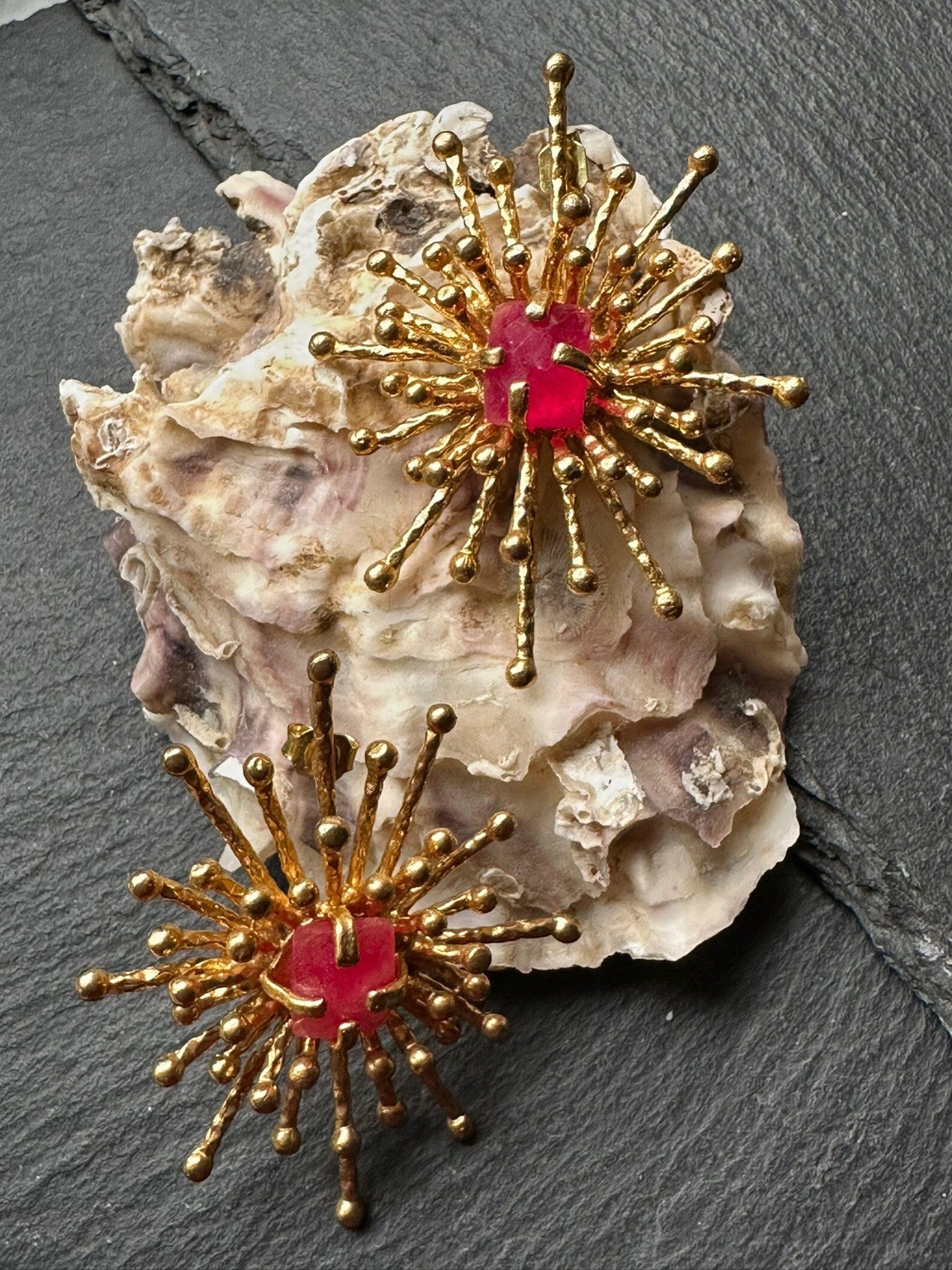 Orecchini in oro opaco su bronzo con agate rosse naturali sfaccettate