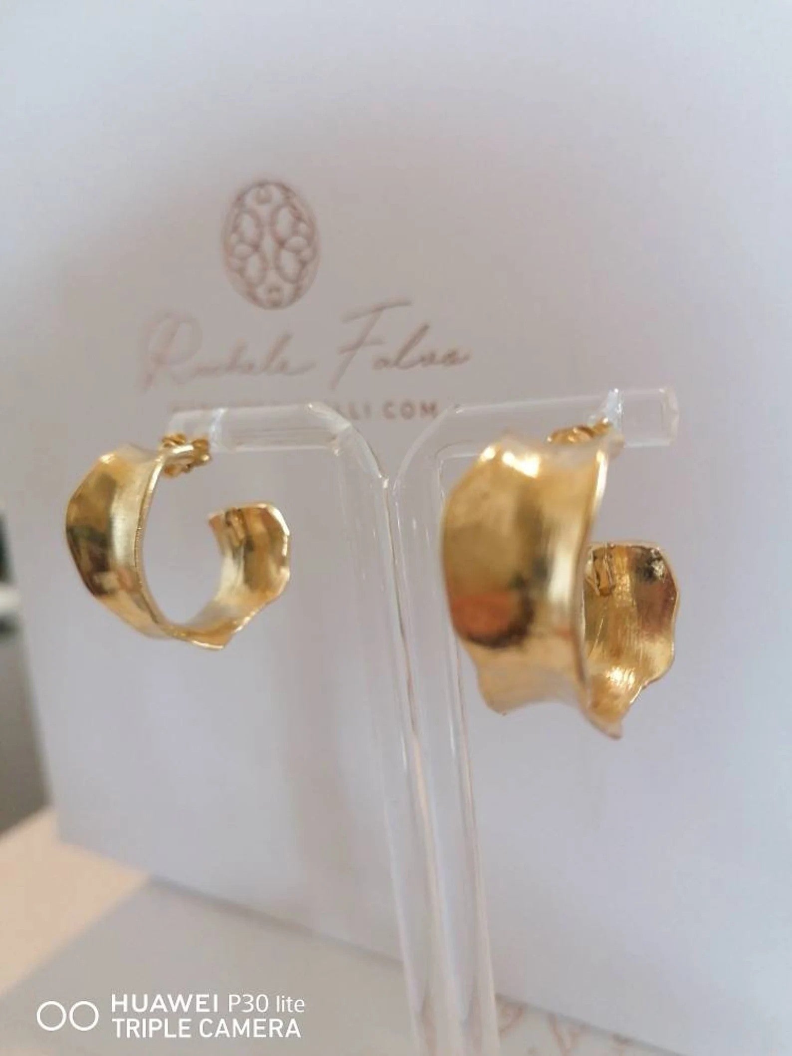 Orecchini artigianali in oro opaco su bronzo leggeri ed eleganti