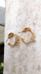 Orecchini artigianali in oro opaco su bronzo leggeri ed eleganti