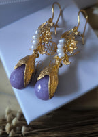 Orecchini stile antico in oro opaco su bronzo con perle naturali e ametiste grezze viola