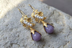 Orecchini stile antico in oro opaco su bronzo con perle naturali e ametiste grezze viola