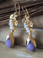 Orecchini stile antico in oro opaco su bronzo con perle naturali e ametiste grezze viola