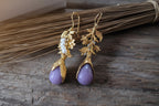 Orecchini stile antico in oro opaco su bronzo con perle naturali e ametiste grezze viola