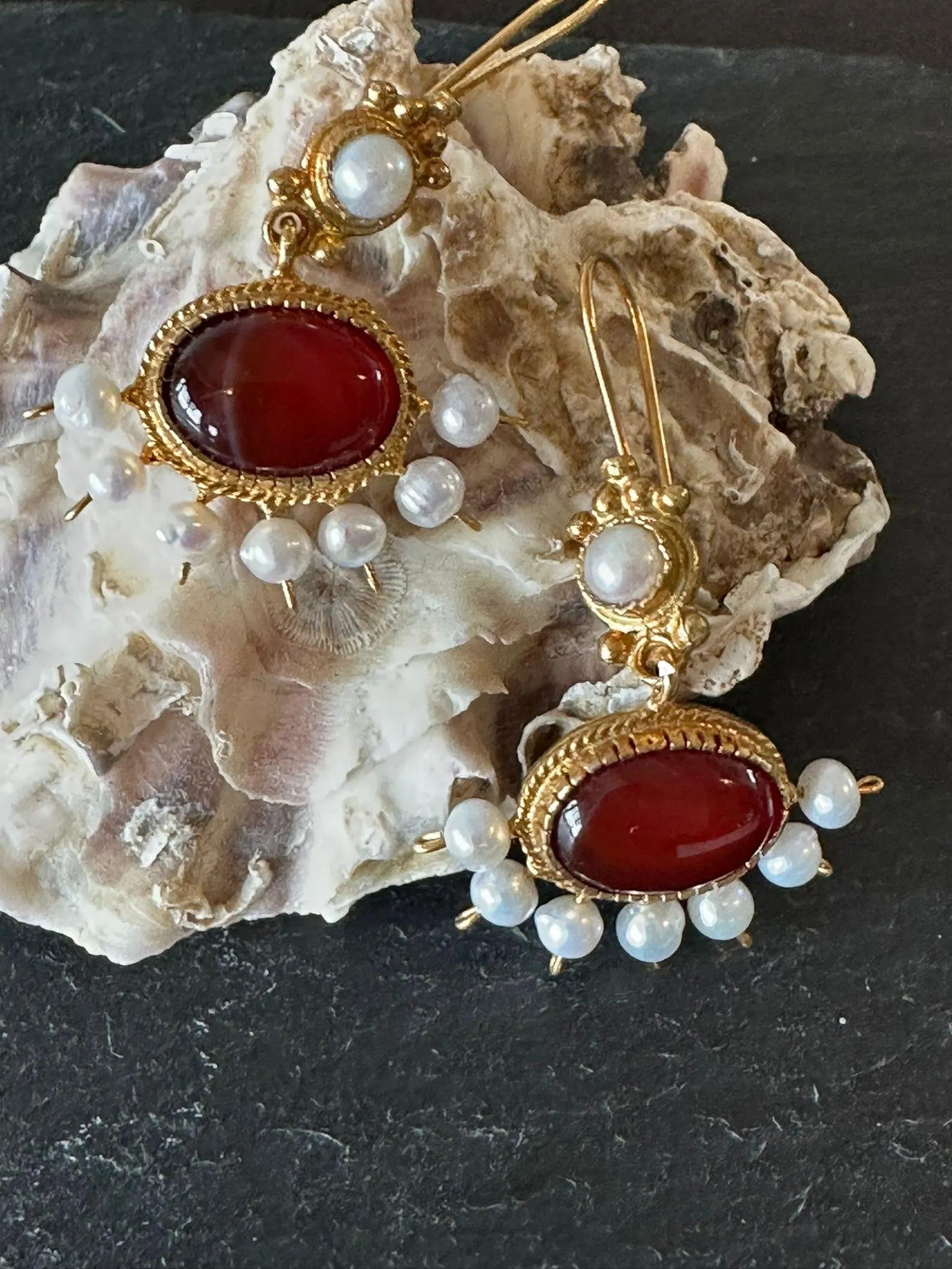 Orecchini in oro opaco su bronzo con perle naturali e corniole di alta qualità