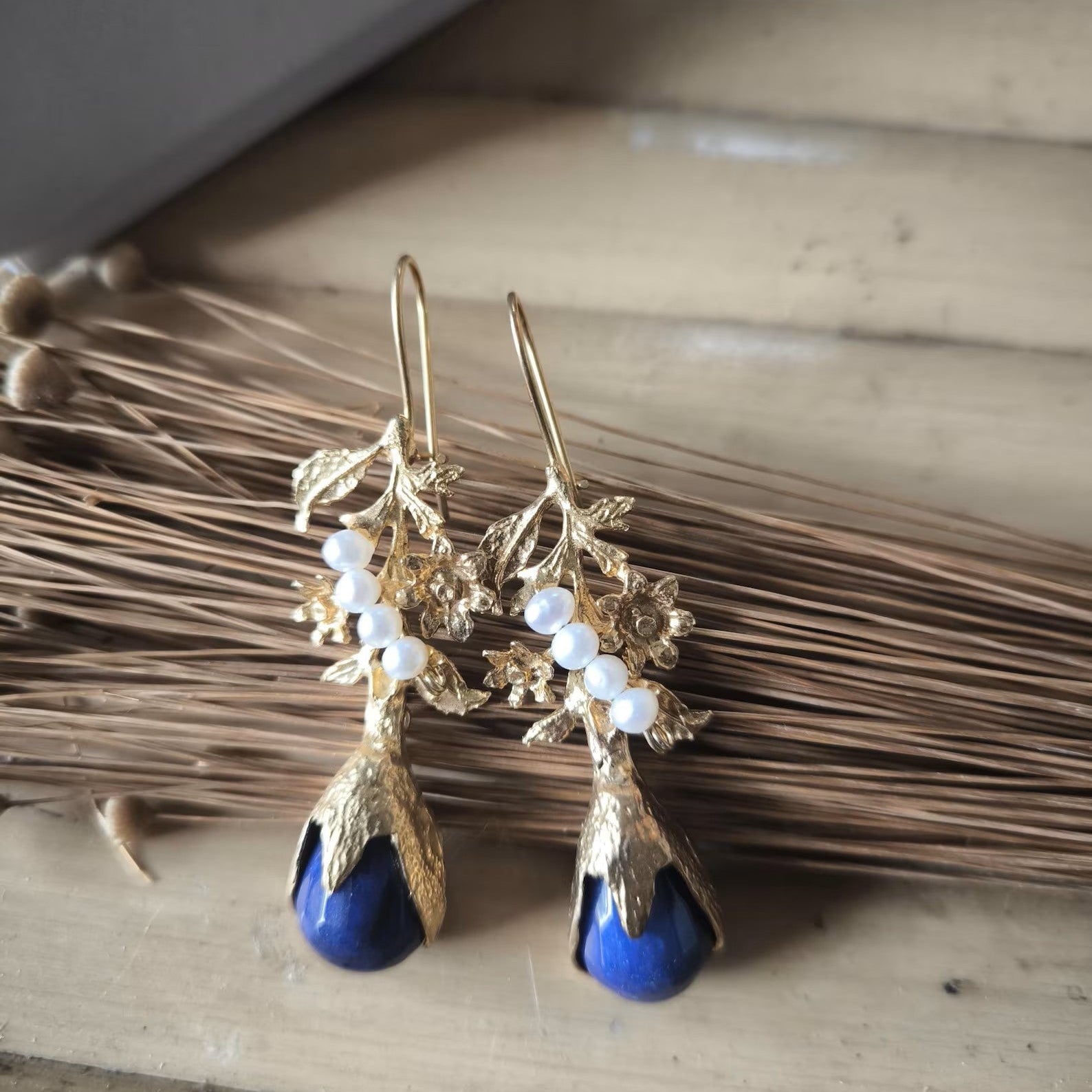 Orecchini eleganti oro opaco con perle bianche e lapislazzuli blu nichel free