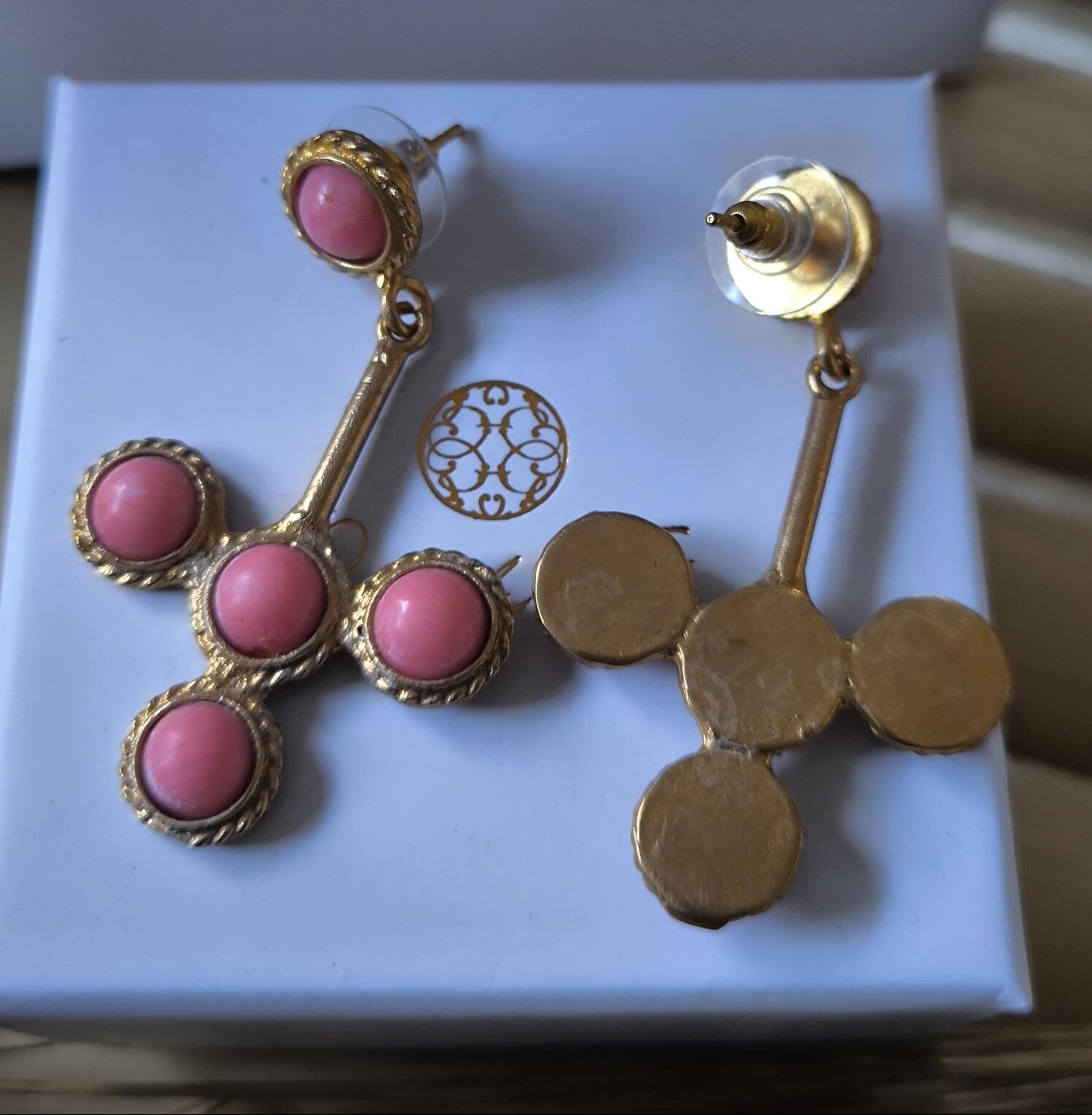 Orecchini in oro opaco placcato con coralli rosa naturali taglio semi tondo