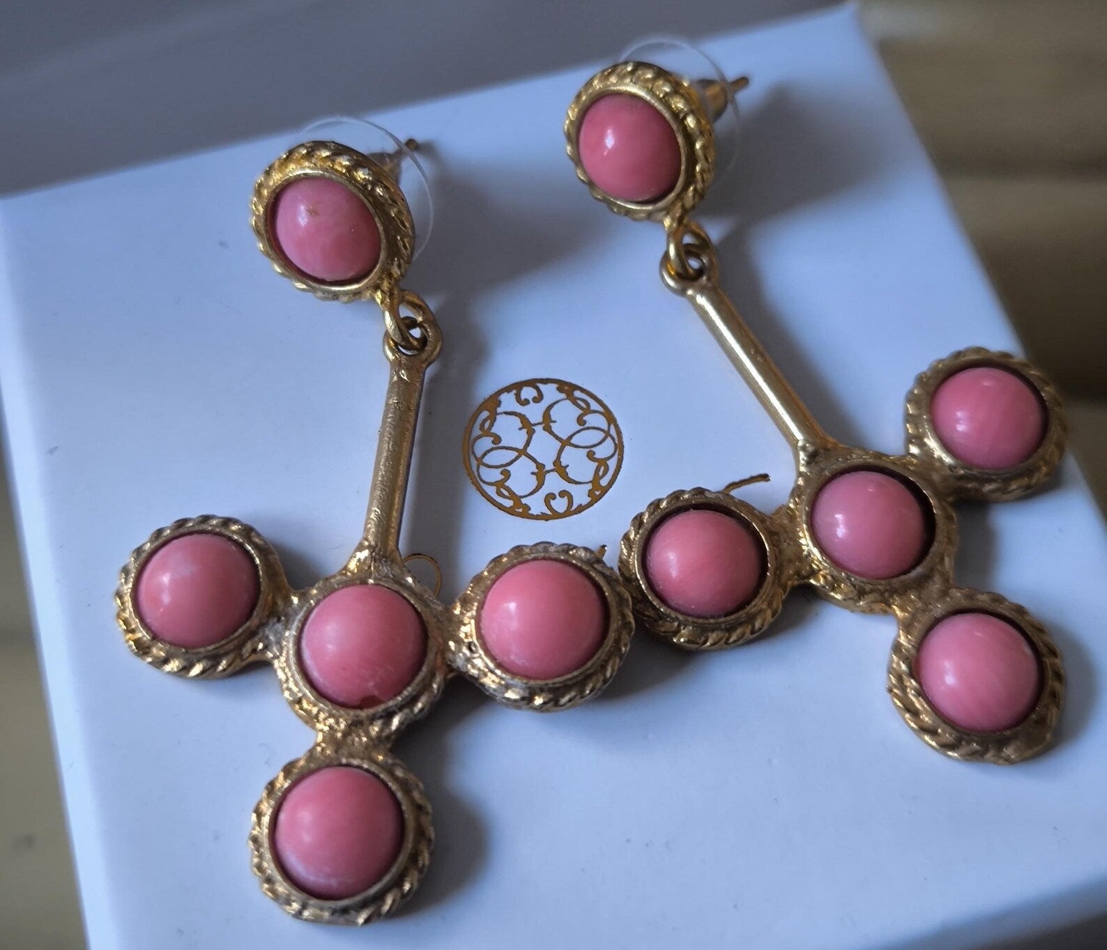 Orecchini in oro opaco placcato con coralli rosa naturali taglio semi tondo