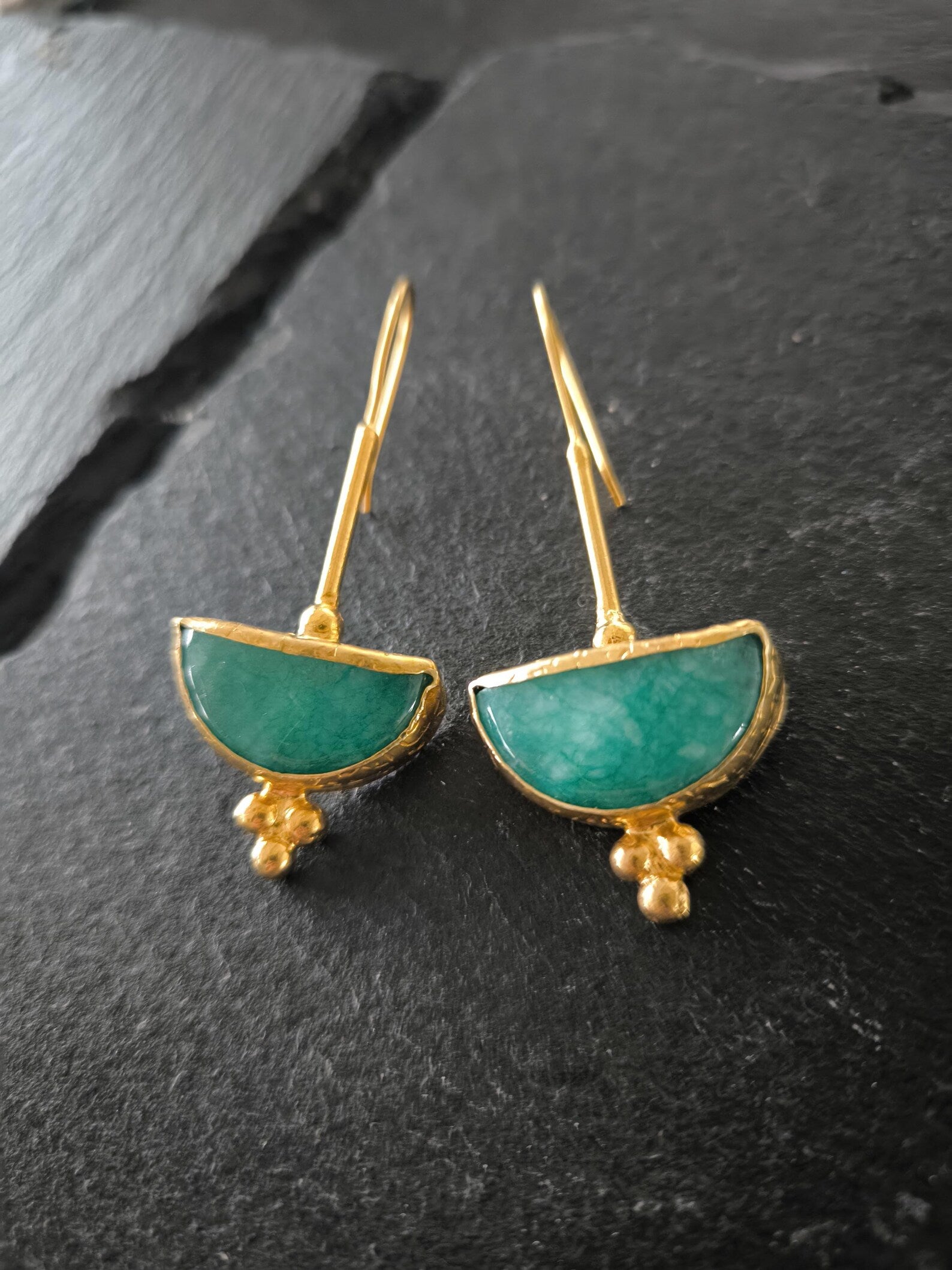 Orecchini oro opaco con tormaline grezze color Tiffany sfaccettate eleganti