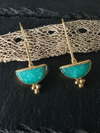 Orecchini oro opaco con tormaline grezze color Tiffany sfaccettate eleganti