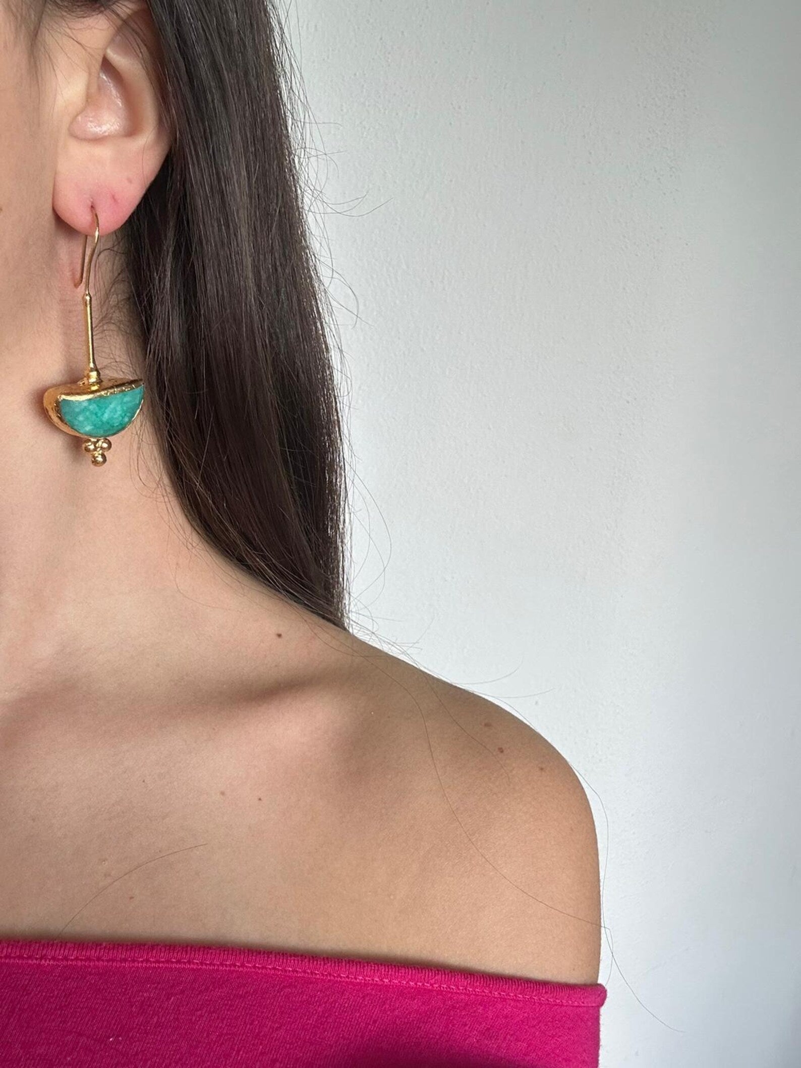 Orecchini oro opaco con tormaline grezze color Tiffany sfaccettate eleganti