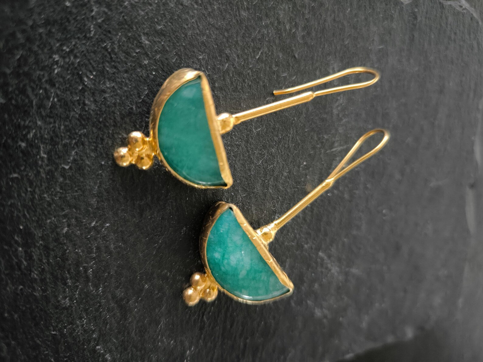 Orecchini oro opaco con tormaline grezze color Tiffany sfaccettate eleganti