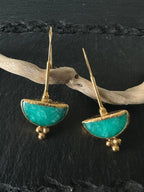 Orecchini oro opaco con tormaline grezze color Tiffany sfaccettate eleganti
