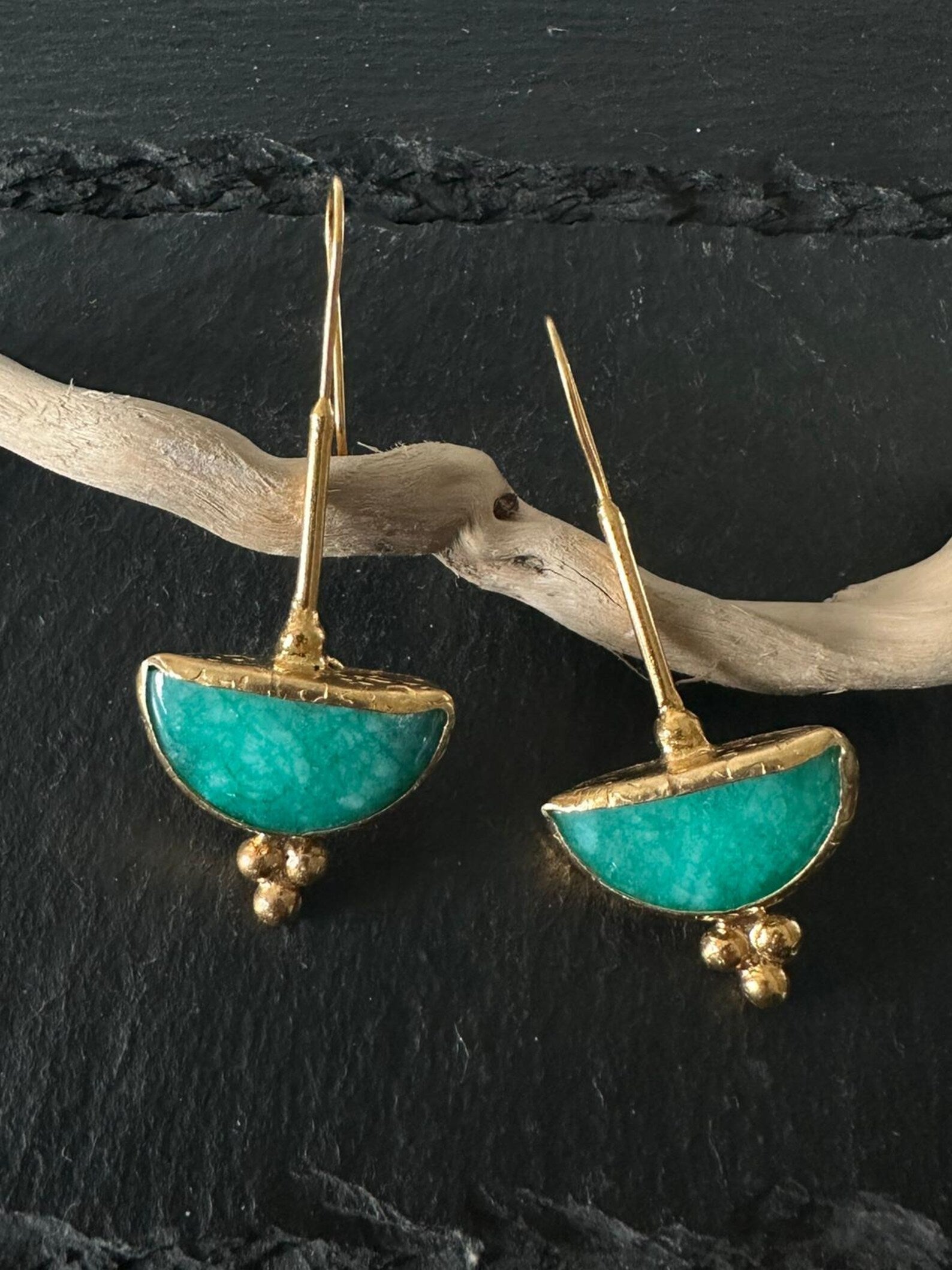 Orecchini oro opaco con tormaline grezze color Tiffany sfaccettate eleganti