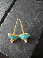 Orecchini oro opaco con tormaline grezze color Tiffany sfaccettate eleganti