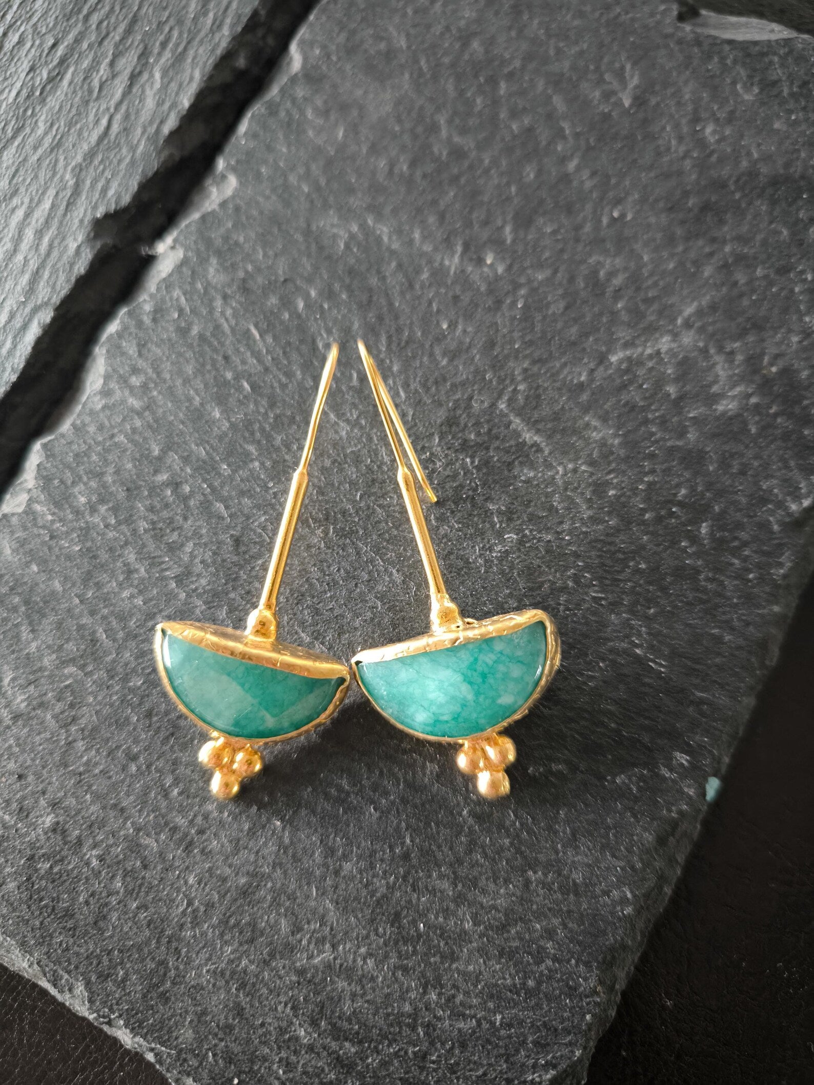 Orecchini oro opaco con tormaline grezze color Tiffany sfaccettate eleganti