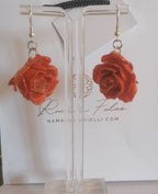 recchini pendenti artigianali Rachele Falvo realizzati con veri boccioli di rosa 3D in resina lucida e ganci d'argento, mostrati nei colori rosa antico, bianco, verde petrolio, arancio e fucsia