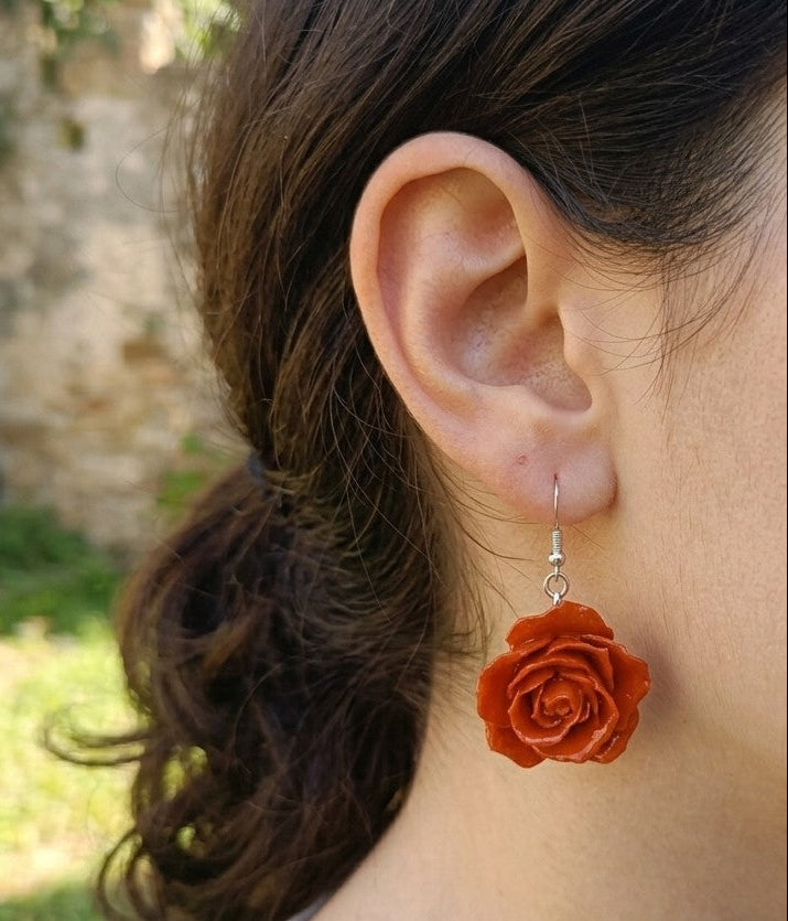 recchini pendenti artigianali Rachele Falvo realizzati con veri boccioli di rosa 3D in resina lucida e ganci d'argento, mostrati nei colori rosa antico, bianco, verde petrolio, arancio e fucsia