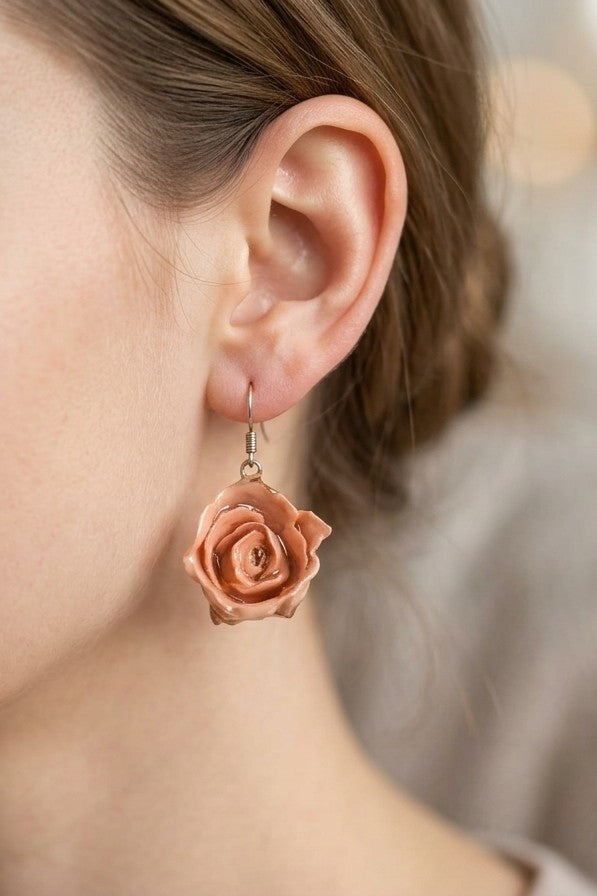 Orecchini con veri boccioli di rosa in resina | Gioielli floreali artigianali in argento | Orecchini leggeri e naturali | Regalo per lei