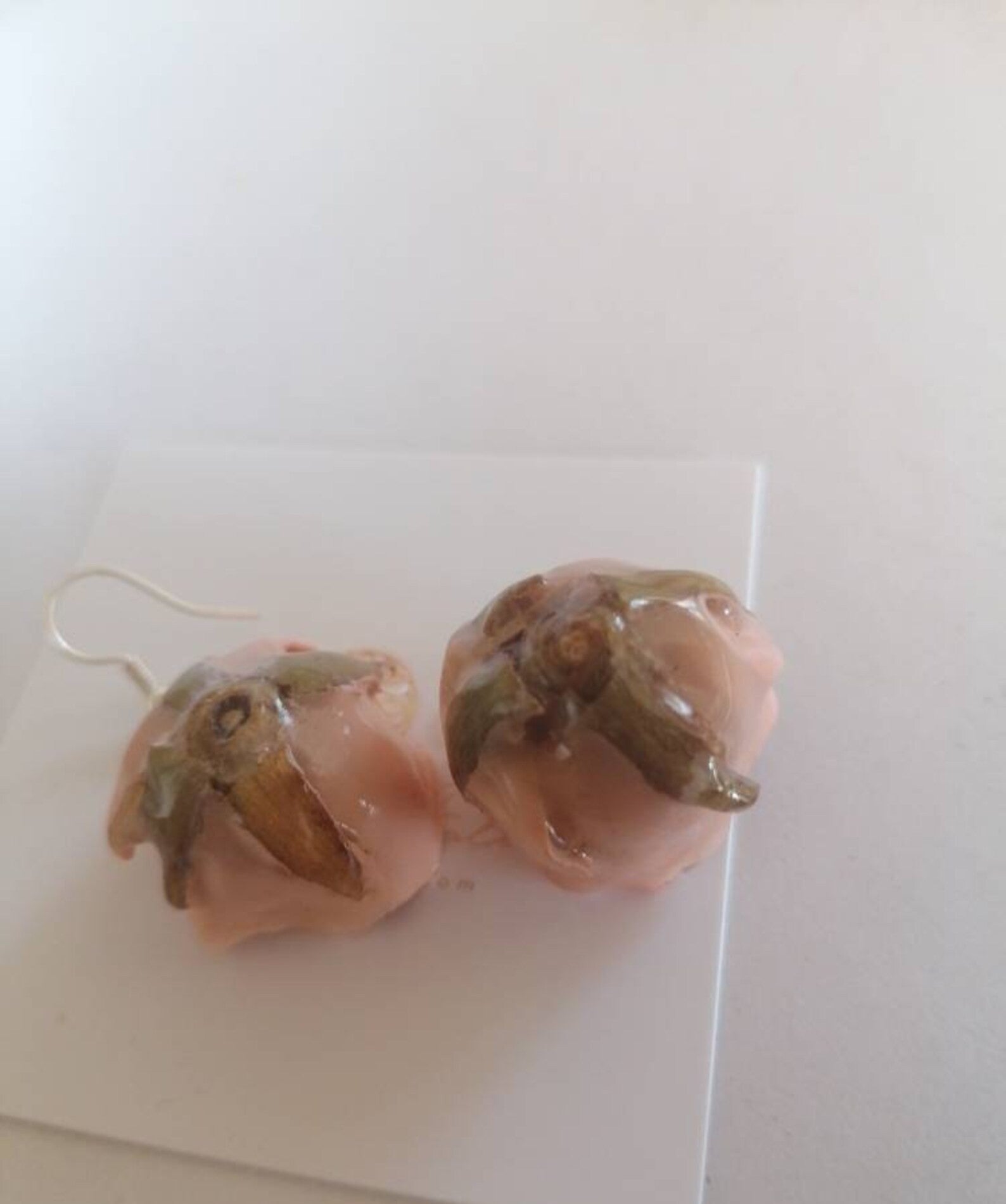 recchini pendenti artigianali Rachele Falvo realizzati con veri boccioli di rosa 3D in resina lucida e ganci d'argento, mostrati nei colori rosa antico, bianco, verde petrolio, arancio e fucsia