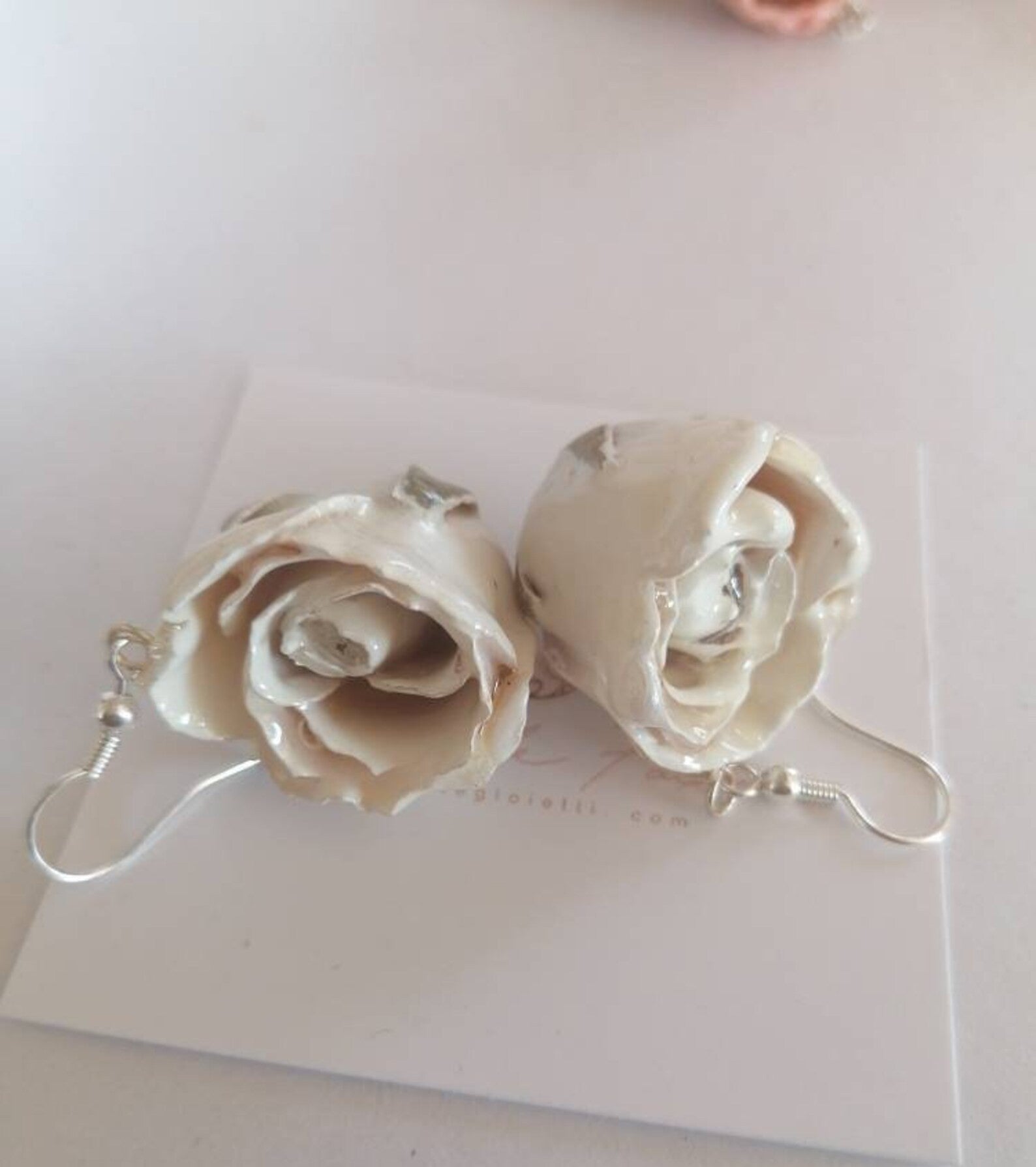 recchini pendenti artigianali Rachele Falvo realizzati con veri boccioli di rosa 3D in resina lucida e ganci d'argento, mostrati nei colori rosa antico, bianco, verde petrolio, arancio e fucsia