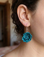Orecchini con veri boccioli di rosa in resina | Gioielli floreali artigianali in argento | Orecchini leggeri e naturali | Regalo per lei
