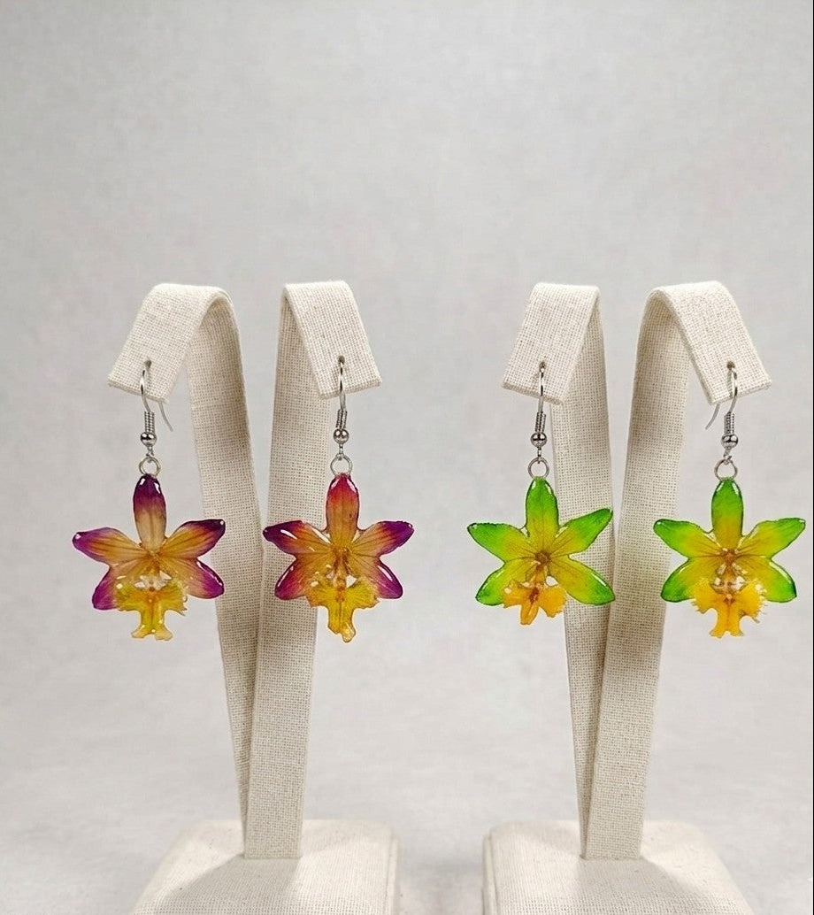 Orecchini con mini orchidee naturali in resina con ganci in argento nickel free