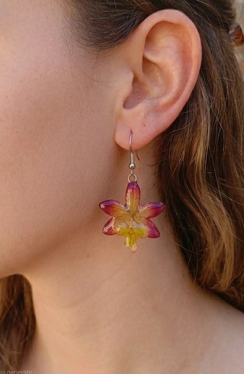 Orecchini con mini orchidee naturali in resina con ganci in argento nickel free