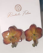 Orecchini con orchidea Vanda viola naturale inglobata in resina con ganci anallergici