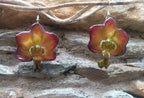 Orecchini con orchidea Vanda viola naturale inglobata in resina con ganci anallergici