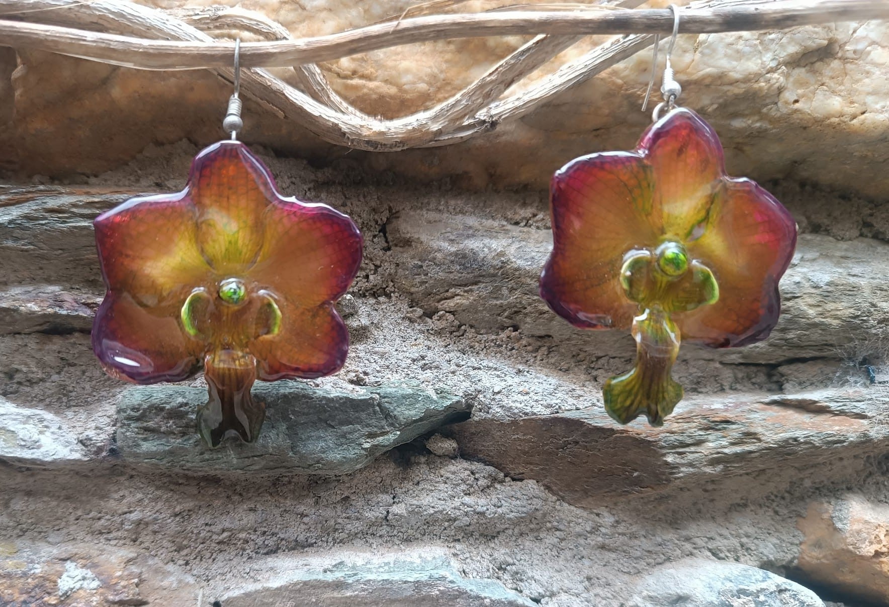 Orecchini con orchidea Vanda viola naturale inglobata in resina con ganci anallergici