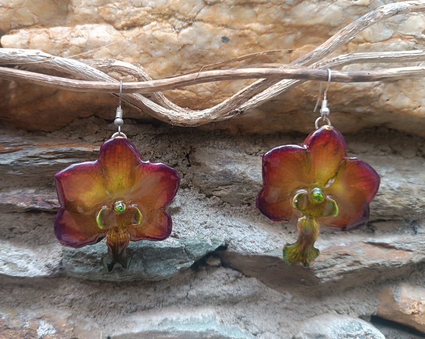 Orecchini con orchidea Vanda viola naturale inglobata in resina con ganci anallergici